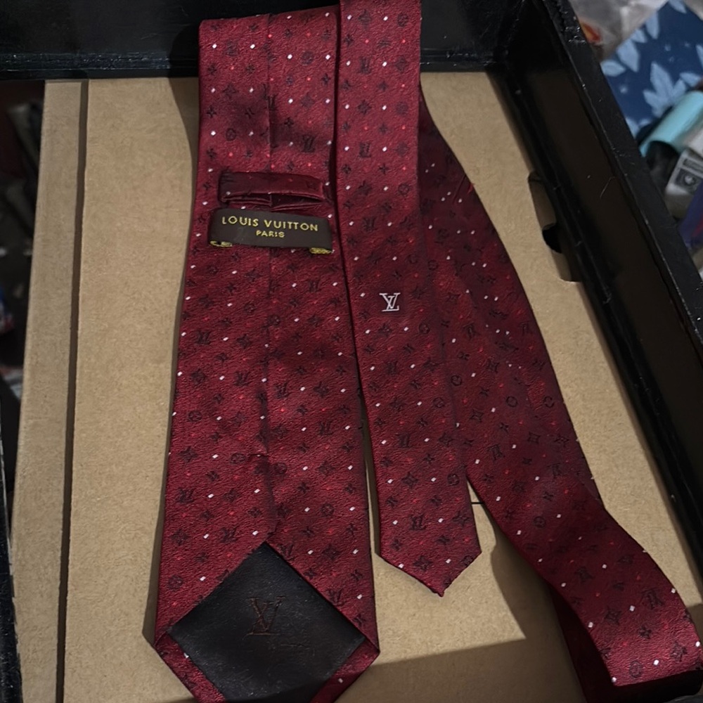 Louis Vuitton Red Silk Tie w/ Small Logo Jacquard Damier Pattern. 100% Authentic